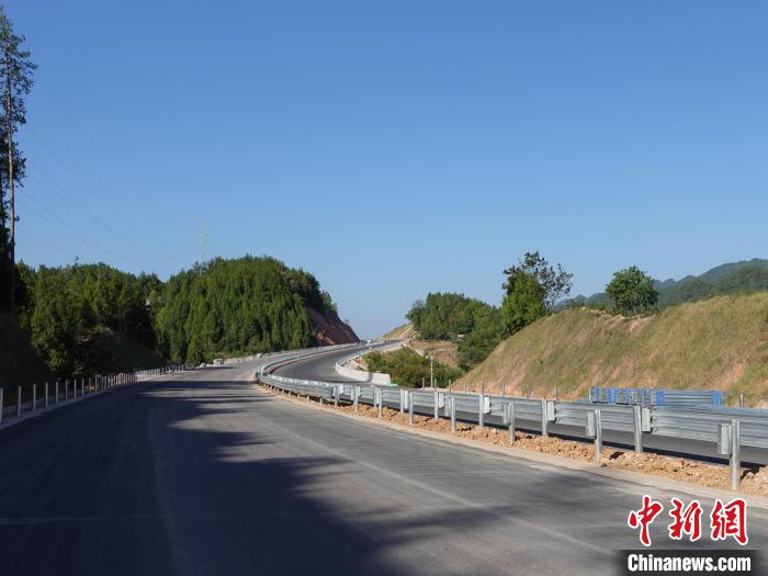 圖為黔江區(qū)過境高速公路的路面?！≈需F建重慶投資集團(tuán)有限公司供圖