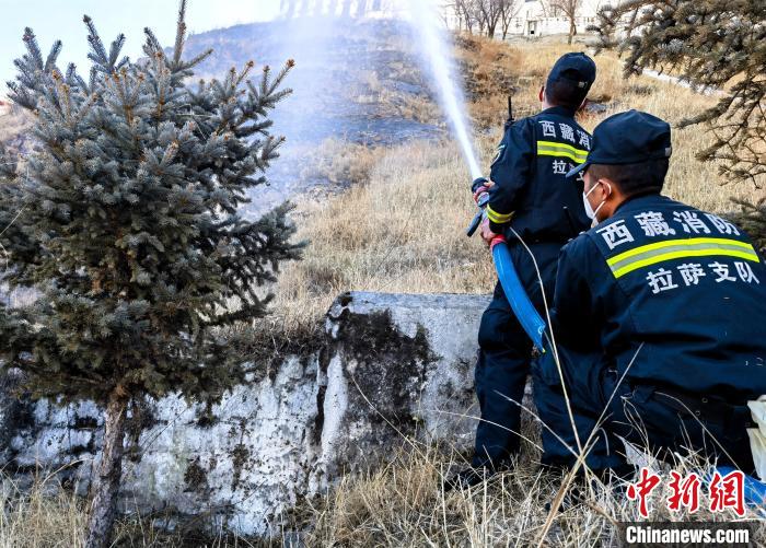 12月6日，布達(dá)拉宮消防救援大隊(duì)在布達(dá)拉宮山體林草區(qū)域開展?jié)窕ぷ??！㈣?攝