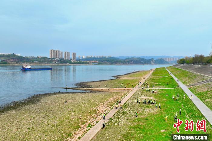 在宜昌城區(qū)長(zhǎng)江岸畔，市民化身“護(hù)江使者”沿江而行 周星亮 攝